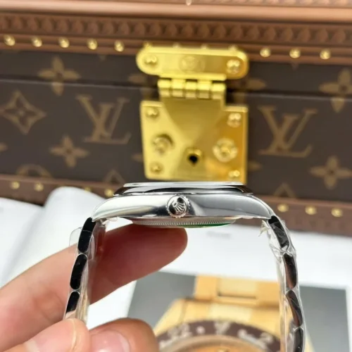 Rolex Oyster Perpetual Lady 36mm Silver Dial 126000 photo review