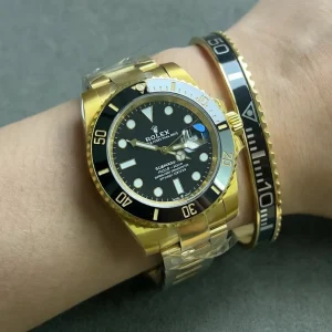 وجهة نظر بديلة لـ Black Submariner Gold Tone Bracelet