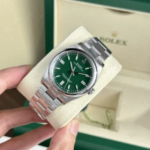 وجهة نظر بديلة لـ Replica Rolex Oyster Perpetual Green Dial 124300 41 mm
