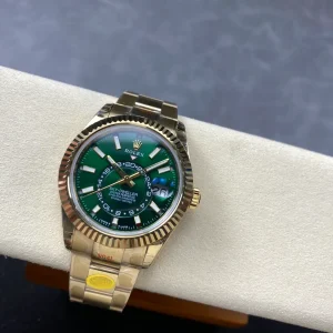 وجهة نظر بديلة لـ Rolex Sky-Dweller Green Dial 336938 (Oyster)