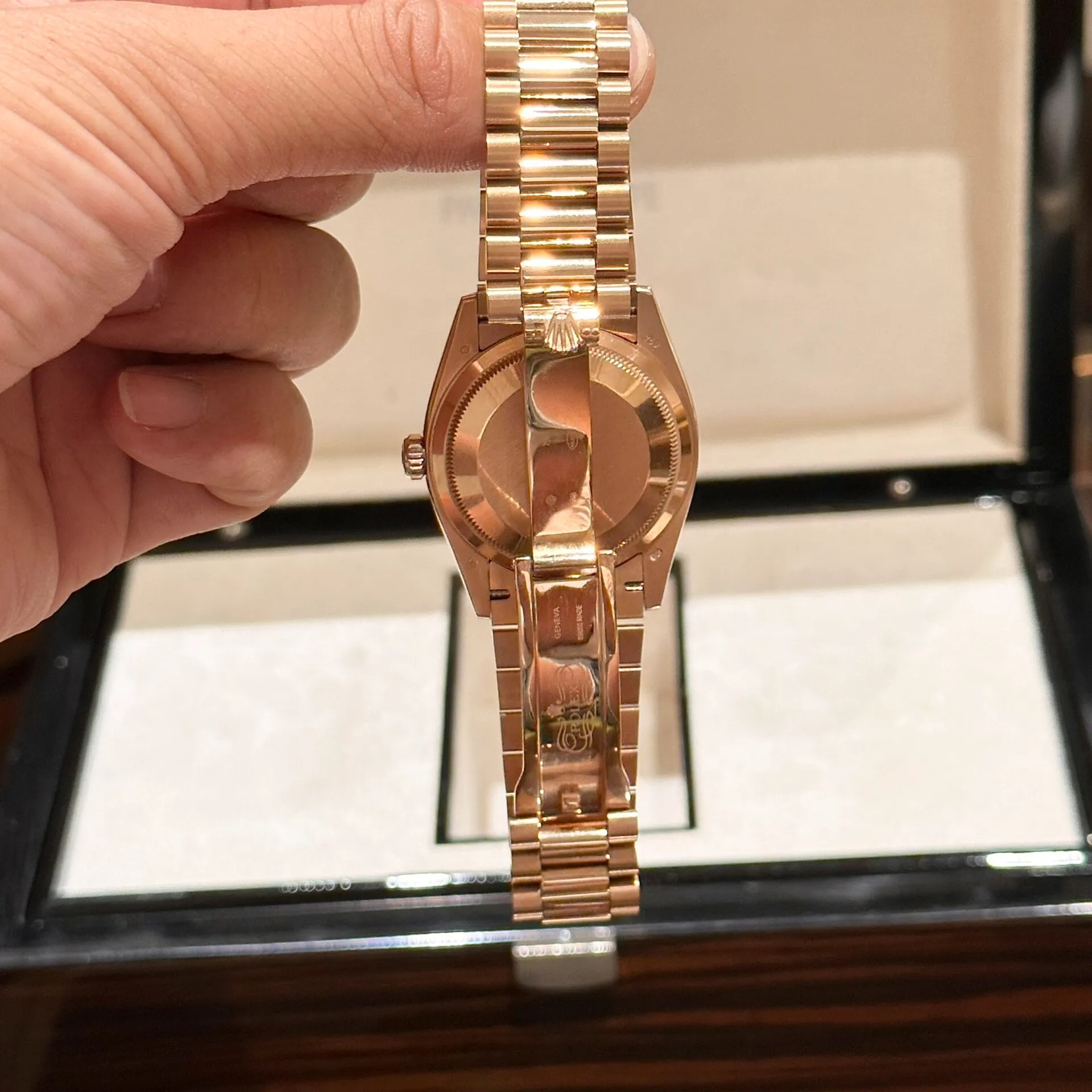 Superclone Rolex Day-Date White Mother-of-Pearl Diamond Dial 128235-0029 36 mm – Image 7