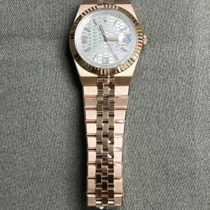 وجهة نظر بديلة لـ Rolex Land-Dweller 40 mm Everose gold (2025)